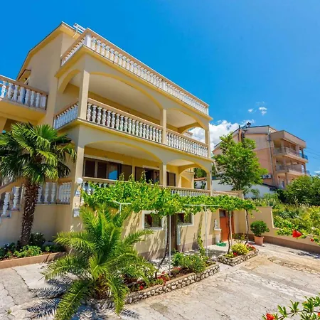 Two-bedroom Near Sea 12 *